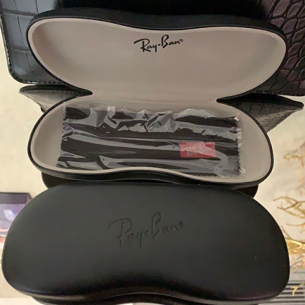 Sunglasses case & clot